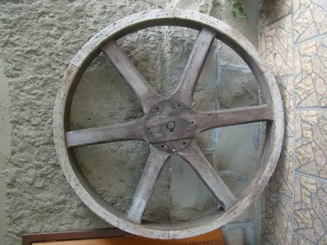 Roda de engenho em madeira antiga
