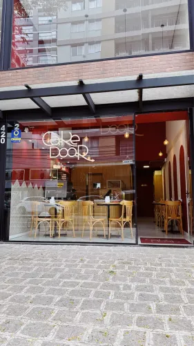 Vendo Ponto no Juvevê, Cafeteria e doceria em excelente localização há 8 anos no mercado.