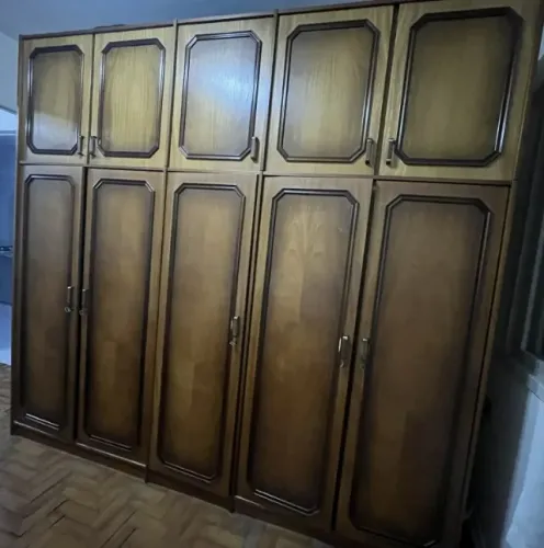 Guarda-roupa Antigo em Madeira Maciça - 5 Portas + Maleiros
