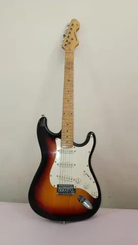 Guitarra Stratocaster Vogga em Ótimo Estado