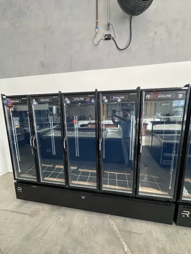 Auto serviço 5 portas extra frio cerveja/carne 1630 litros total preta refrimate