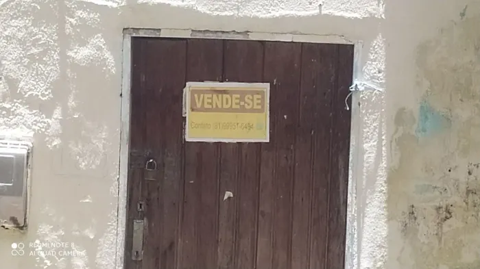 Casinha velha no centro de Caruaru ao lado da casa dos baldes