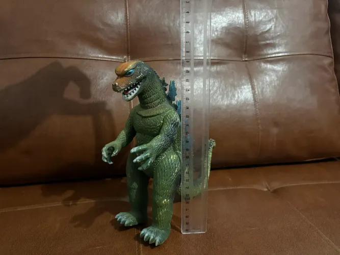 Boneco Godzilla antigo.