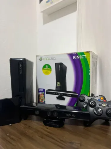 Vendo Xbox 360 slim desbloqueado em ótimo estado completo