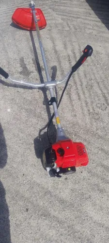 Vendo uma roçadeira a gasolina Toyama TBC 52 valor 650