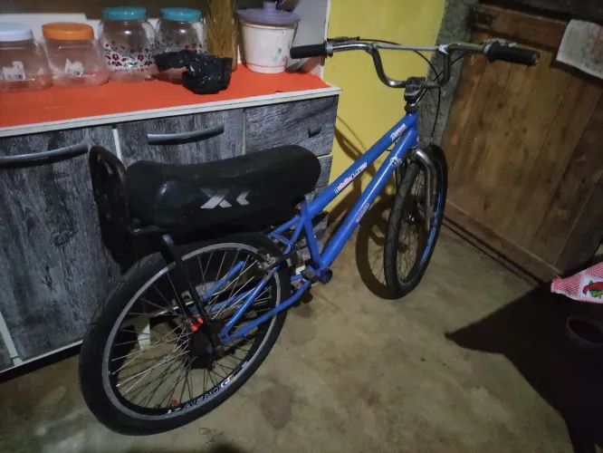 Bicicleta aro 20 BMX/Motinha em bom estado