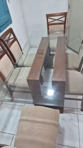 Mesa de jantar com 6 lugares em madeira de lei. Com cafeteira doce gusto grátis. 