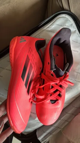 Chuteira Adidas tamanho 33