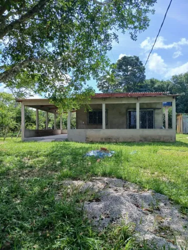 Vende-se está casa.bom para quem gosta da natureza.
