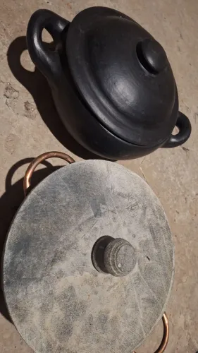 Panela de barro e pedra