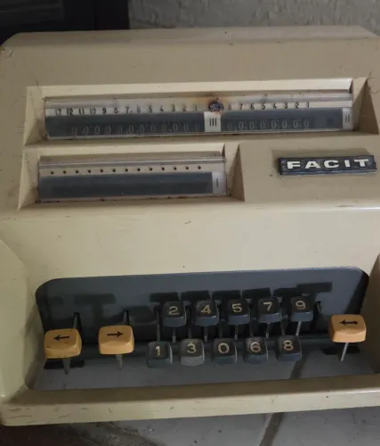 Calculadora Mecânica Antiga FACIT - Vintage, Decorativa e Colecionável