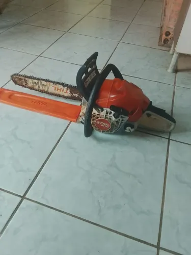 Motosserra com só dos serviços executado