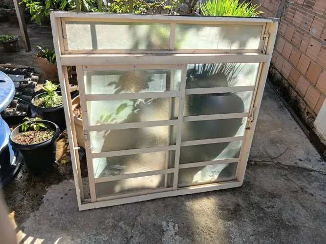 Vende-se janela de vidro veneziana