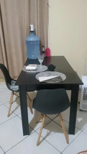 Mesa de Jantar Preta linda com 4 cadeiras Semi Nova 