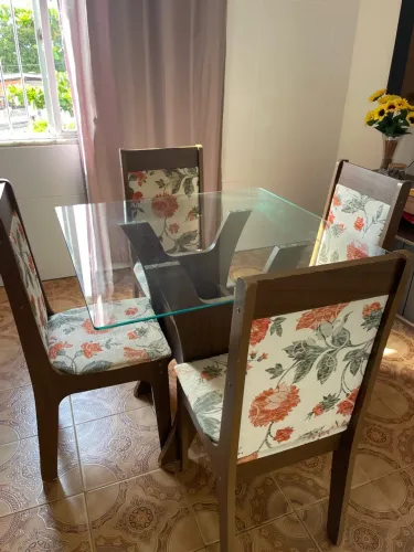 Mesa de vidro com quatro cadeiras