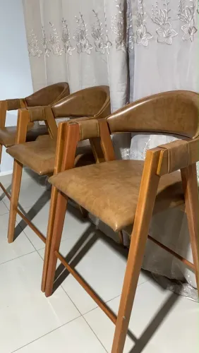 Vendo três banquetas de madeira maciça