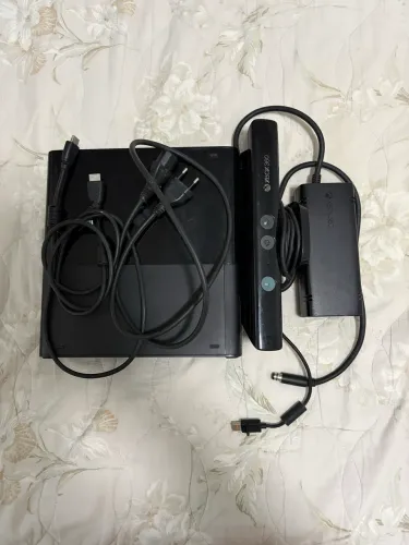 Xbox 360 Slim 250 GB + fonte original + cabos ( controle e jogos )