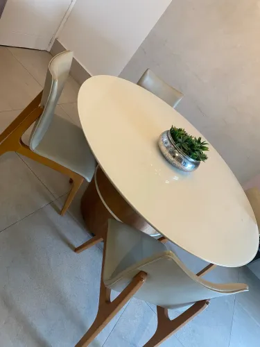 Mesa de jantar com 4 cadeiras