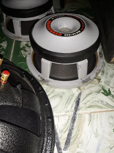 Vendo alto falantes de 18 Pol.. 2 de 10 pelo.ambos nunca mexidos todos originais..Vendo