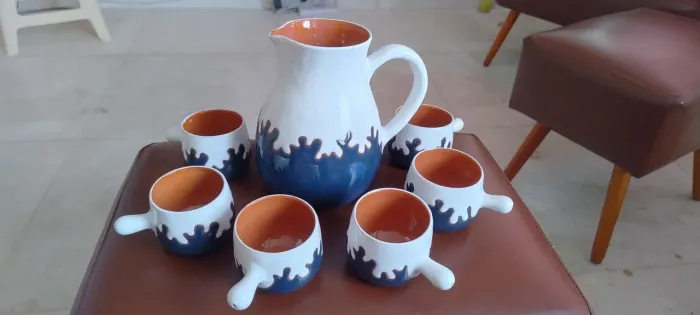 Conjunto de Jarra e 06 canecas em Porcelana Vitrificada com detalhes craquelados