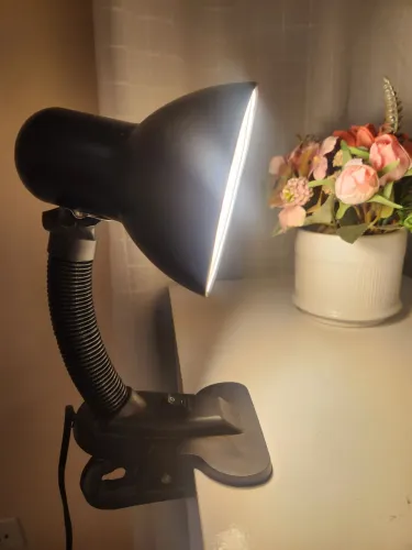 Luminária de mesa com clip