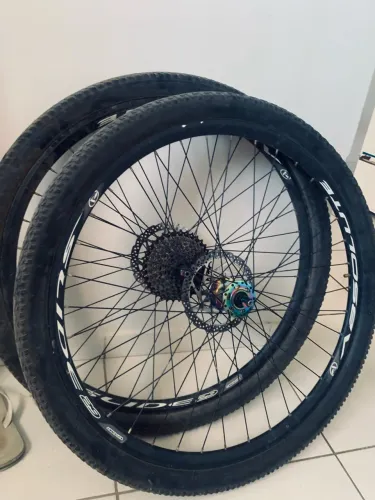 Par de roda absolute aro 29 com par de cubo camaleão com k7 de 8 velocidades