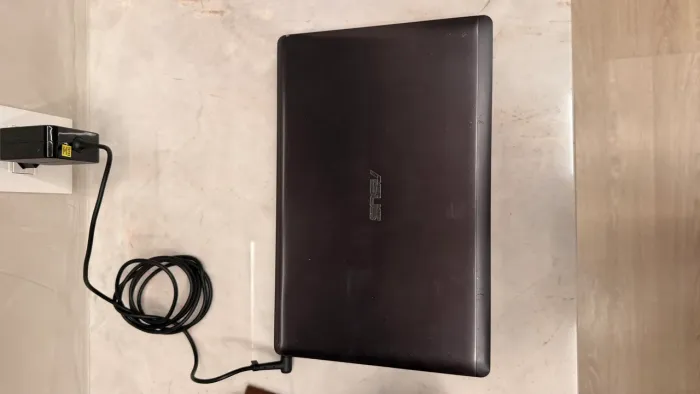 Vendo notebook Asus de 12 polegadas, com 250 gb de HD, 4gb de memória ram, único dono.