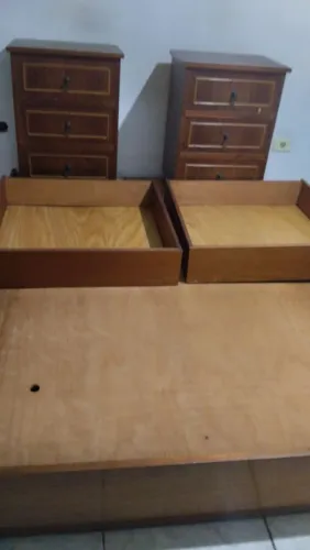 Cama de casal com cômodas