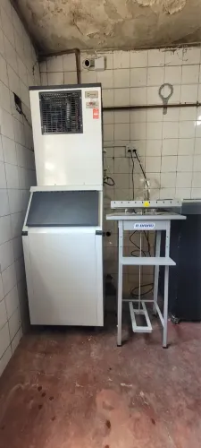 Máquina de gelo 75kg com depósito de 70kg.