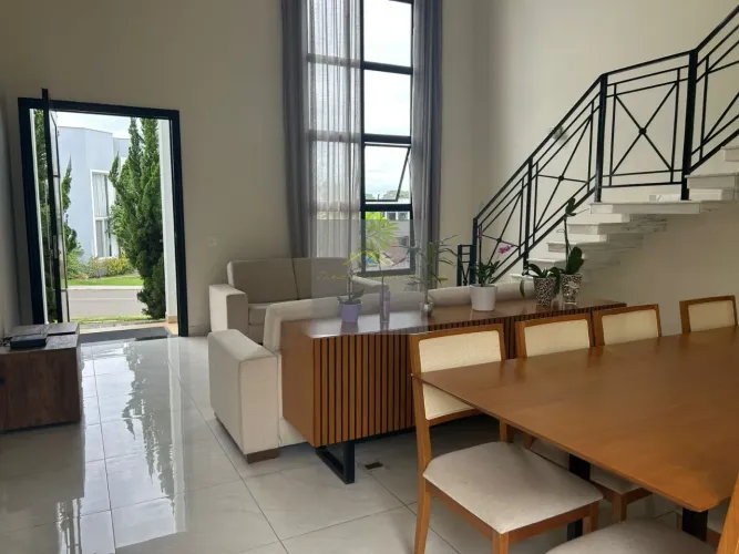 Luxuosa Casa em Condomínio à Venda em Indaiatuba-SP, 3 Quartos, 3 Suítes, 2 Salas, 3 Banhe