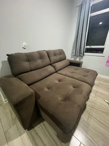 Sofá retrátil com encosto reclinável