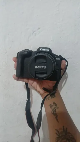Canôn EOS R100 com menos de 4 mil cliques