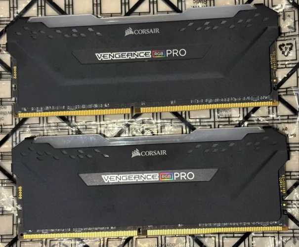 Memória Corsair Vegeance RGB Pro 32GB (2x16GB) 3200mhz CL16 CMW32GX4M2E3200C16 - Preto