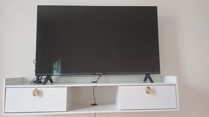 TV LG Smart 43 polegadas com antena e rack. Em otimo estado 4 anos de pouco uso.