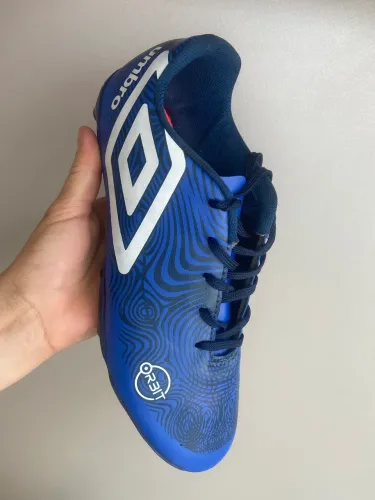 Chuteira campo Umbro n. 40
