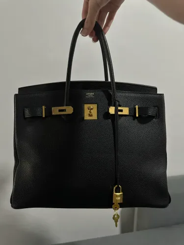 Hermés 30, cor preta, ferragens em dourado.