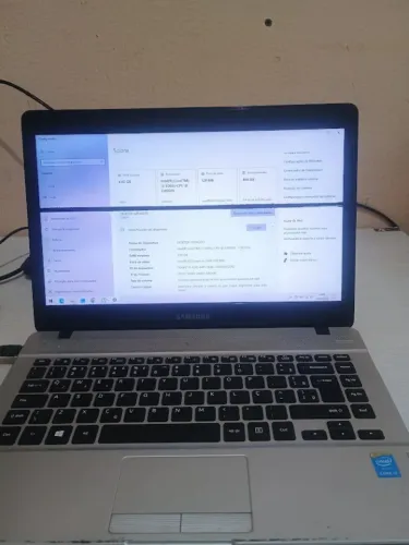 Notebook SAMSUNG COM DETALHE NA TELA MAIS FUNCIONA