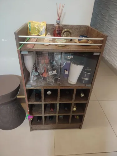 Bar/adega com cristaleira em excelente estado