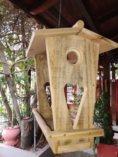 Casinha e comedouro para pássaros 