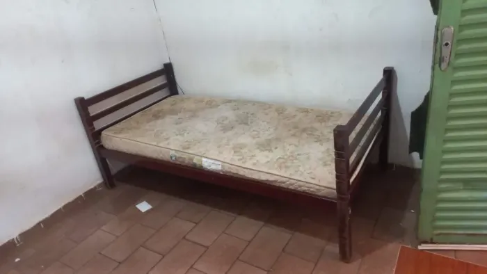 Vendo essa cama de madeira maciça 