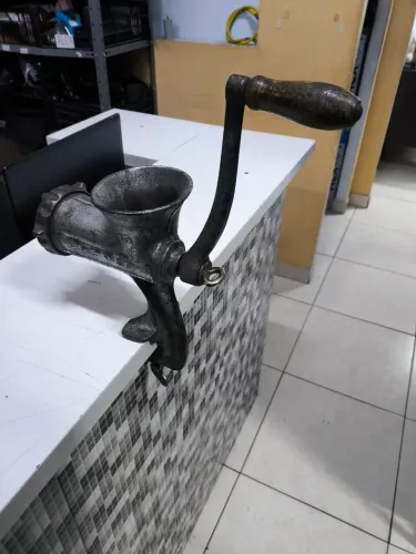 Moedor de carne e grãos antigo