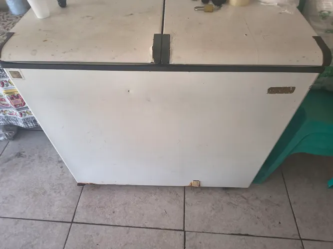Vende se uma frizer