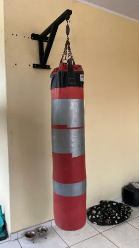 Saco de boxe + acessórios + 2 pares de luvas 