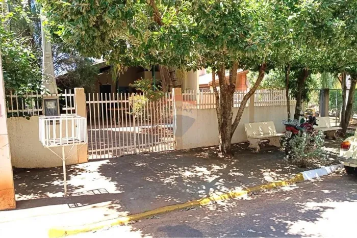 Vende-se excelente Rancho no Bairro Ipê, às margens do Rio Paraná.