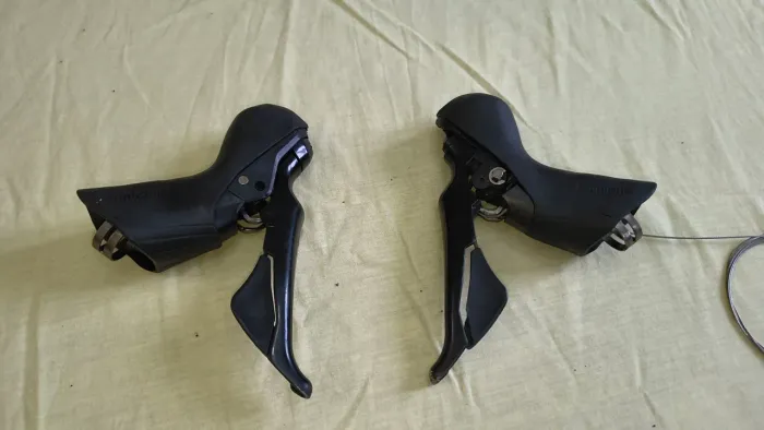 Par STI Shimano 105 11v hidráulico apenas lado direito funcionando