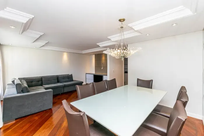 Sobrado para venda possui 136 metros quadrados com 3 quartos em Boa Vista - Curitiba - PR