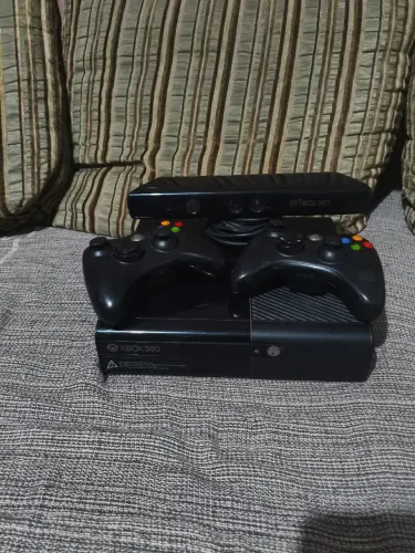 Xbox 360 E + Kinect + 2 Controles