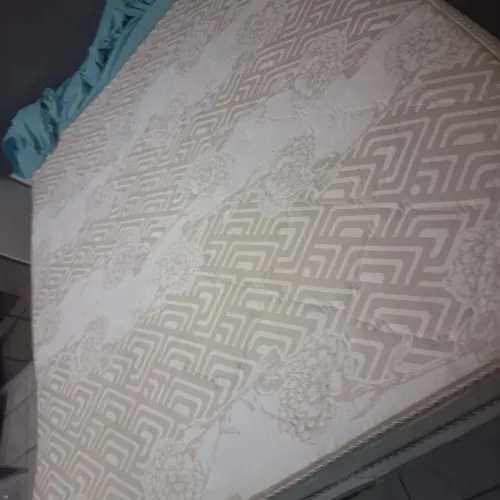 Cama Queen size excelente