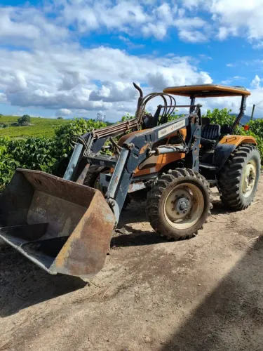 TRATOR VALTRA A750