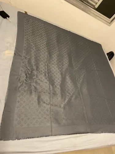 Lenço echarpe primeira linha italiana Louis Vuitton cor cinza grafite 